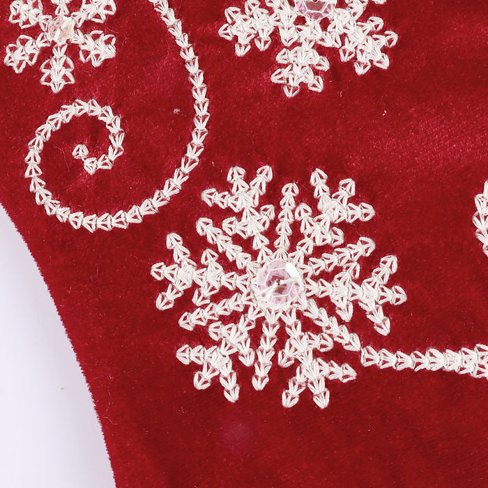 Calcetines colgantes con adornos navideños