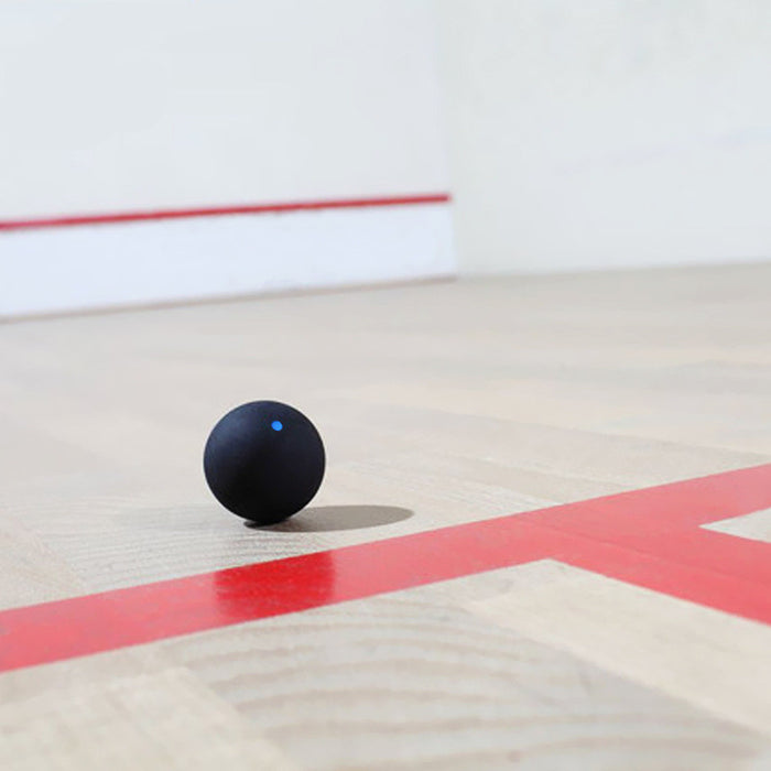 Pratica di allenamento rapido con punto blu singolo di squash