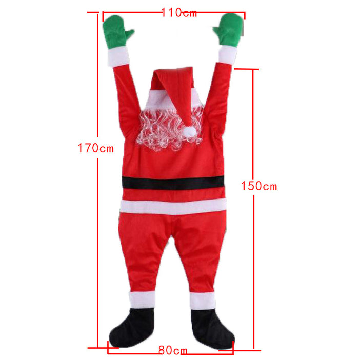 Babbo Natale si arrampica sul muro per decorare vestiti, ornamenti, regali, decorazioni natalizie