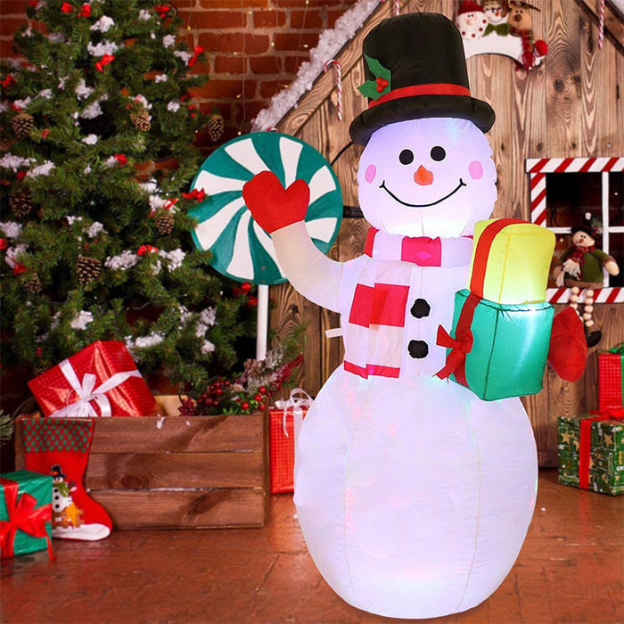 Luci LED natalizie che illuminano l'arredamento del giardino all'aperto della bambola gonfiabile del pupazzo di neve dell'albero di Babbo Natale