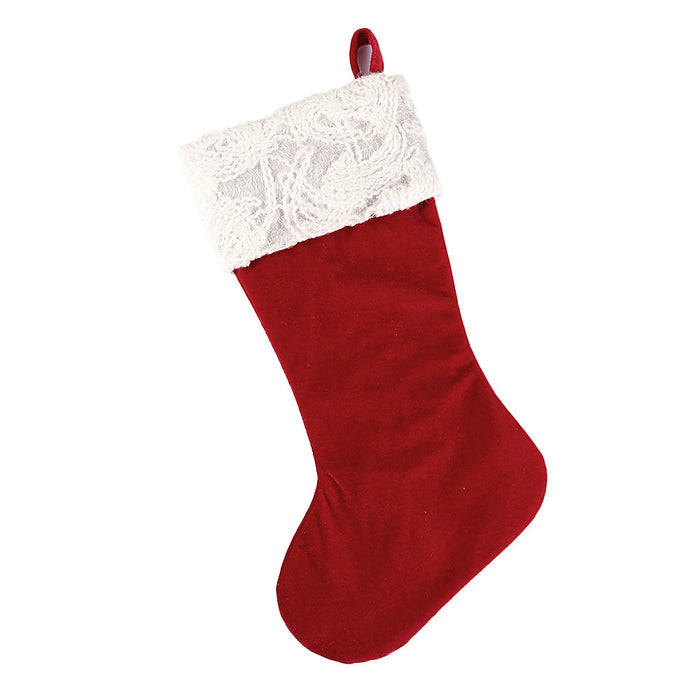 Calcetines colgantes con adornos navideños