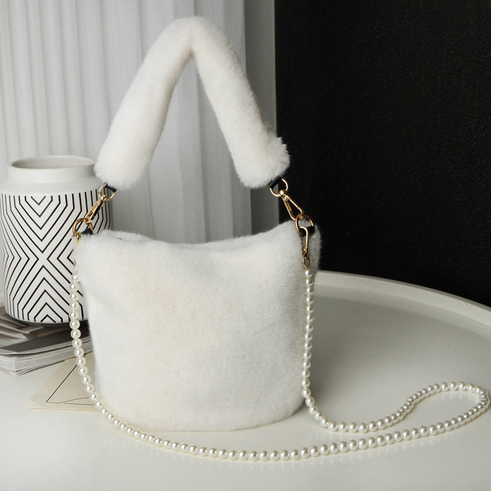 Bolso tipo cubo de felpa a cuadros con diseño de cadena de perlas, bolsos de lujo a la moda de invierno para mujer, bolsos de hombro tipo shopper personalizados